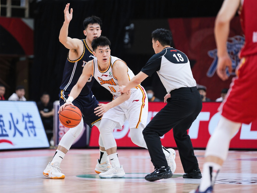 段昂君无球贴防三犯规,开局4分半下场调整 关键问题在于贴防的尺度选择。过于紧逼可能